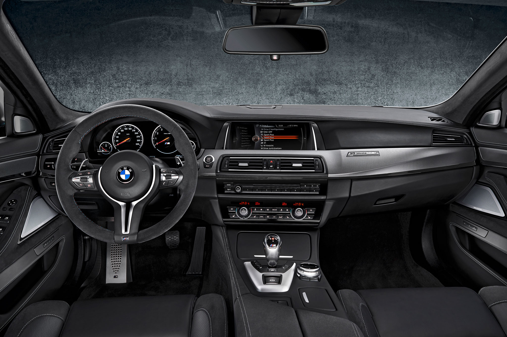 2015-BMW-M5-30th-Anniversary-Edition-interior-layout